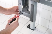 Leicht ausgerichtet: Verstellbare Befestigungspunkte stellen sicher, dass der Rahmen bei schrägen Wänden oder Sockelleisten optimal ausgerichtet ist. Bild: Geberit