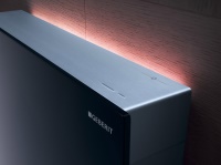 Sunset fürs Bad: Die LED-Leiste taucht Geberit Monolith Plus auf Wunsch Tag und Nacht in ein dezentes Licht. 