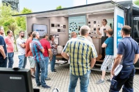 Geberit-Mitarbeiter präsentieren bei den Kompetenzvorträgen die neuen Produkte und erklären deren Besonderheiten und Funktionsweise. Hier: das neue Entwässerungssystem Silent-Pro.<br />Bilder: GEBERIT
