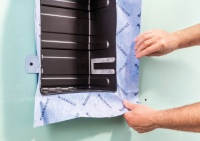 Die Geberit Nischenablagebox ist bereits ab Werk mit einem vormontierten Dichtvlies ausgestattet, die in die Verbundabdichtung eingearbeitet wird.