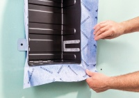 Die neue Geberit Nischenablagebox ist bereits ab Werk mit einer vormontierten Dichtfolie ausgestattet, die in die Verbundabdichtung eingearbeitet wird.