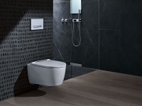 Das Geberit ONE WC besticht durch sein kompaktes Äußeres und die ebene, geschlossene Form der Keramik. Es fügt sich ideal in große und kleine Bäder ein.