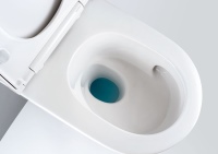 Die spülrandlose Keramik sowie eine asymmetrische Innengeometrie fallen dem Nutzer sofort auf. Das Wasser fließt beim Spülen seitlich in die WC-Keramik hinein und vollzieht darin eine spiralförmige Bewegung – für eine flüsterleise und sehr gründliche Ausspülung.