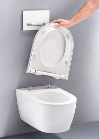 WC-Sitz und -Deckel des Geberit ONE WCs lassen sich mit nur einer Hand durch einen leichten Zug nach oben von der Keramik lösen. Das erleichtert die Reinigung enorm. 