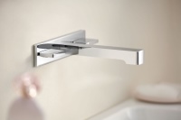 Mehr Designauswahl am Waschplatz: Die Geberit ONE Wandarmatur gibt es nun auch in geometrischem Design.