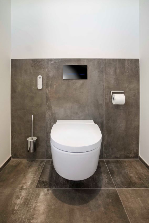 Das Dusch-WC Geberit AquaClean Mera Comfort ist mit...