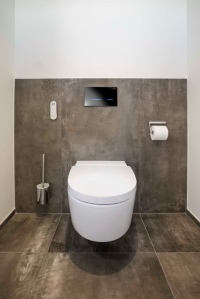 Das Dusch-WC Geberit AquaClean Mera Comfort ist mit zahlreichen Komfortfunktionen ausgestattet, darunter eine Geruchsabsaugung, Sitzheizung und ein sich automatisch öffnender und schließender WC-Deckel. Mit der Betätigungsplatte Geberit Sigma80 wird die Auslösung der WC-Spülung zu einem ästhetischen Erlebnis. Ein Wink mit der Hand löst die Spülung aus.