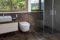In einer Variante des Masterbades ist das Dusch-WC in die Vorwand unter dem Fenster eingebaut.<br />Bilder: Geberit