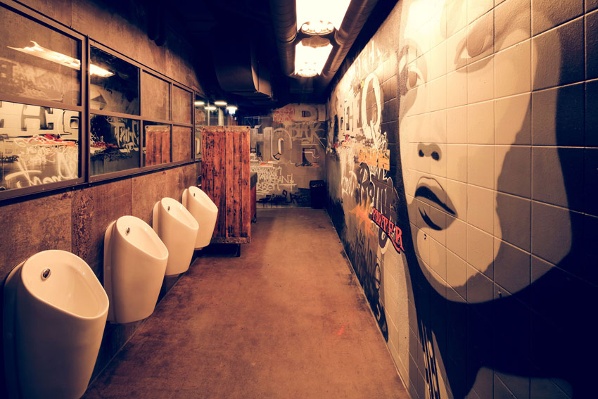 Ein dekoratives Graffiti mit Frauenkopf und wilden...