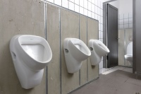 Die Keramag Urinale Aller vermeiden dank Sensortechnik den direkten Körperkontakt mit der Sanitärkeramik. Das sorgt für zusätzliche Hygiene.