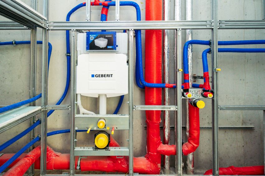Die Installateure montierten alle Sanitärinstallationen...