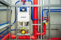 Die Installateure montierten alle Sanitärinstallationen mit dem Geberit Installationssystem GIS vor Ort auf der Baustelle, denn die meisten Grundrisse der rund 120 Sanitärräume unterscheiden sich voneinander.