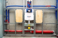 Unter anderem entstanden auch barrierefreie Sanitärräume mit Montageplatten für Stützgriffe an den WCs. 