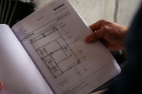 Fachbauleiter Paul Petz von der Karl Scharpf GmbH & Co. KG plante alle Vorwandinstallationen mit dem ProPlanner von Geberit. Komfortabel: Material- und Zuschnittlisten sowie Montagezeichnungen generiert das Tool automatisch. 