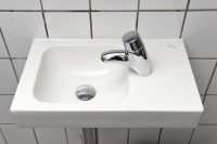 Um den vorhandenen Platz bestmöglich zu nutzen, wurden platzsparende Handwaschbecken der Keramag Serie Renova Nr. 1 Comprimo eingesetzt. Alle Bilder ausser Bild 1: Geberit