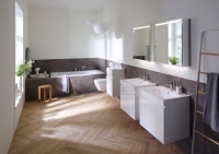 Klassisch schlicht und mit gerader Linienführung – im Familienbad punktet die Geberit Renova Plan Badewanne mit einem geräumigen Platzangebot.
