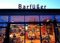 Die Barfüßer Hausbrauerei befindet sich auf dem ehemaligen Bahnhofsareal in Pfullendorf, direkt neben dem RiKu Hotel. Der verglaste Anbau und der denkmalgeschützte Teil des Bahnhofes stellen eine Symbiose aus Alt und Neu dar.<br />Bild: Barfüßer Gastronomie-Betriebs GmbH & Co. KG