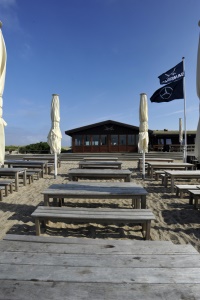 Die Sansibar auf der nordfriesischen Insel Sylt gehört seit über 35 Jahren zu den ausgezeichneten Top-Lokalen in Deutschland. Ihr Markenzeichen ist das Logo mit den gekreuzten Säbeln.