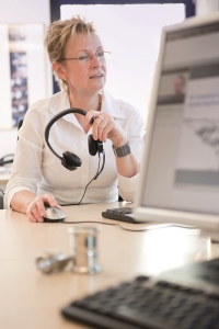 Gespräche mit Verkaufsberatern oder Servicemitarbeitern liefern Detailwissen, schaffen Vertrauen und helfen im Falle dringender Rückfragen. Geberit ergänzt den persönlichen Kontakt durch zahlreiche digitale Tools, wie die Smartphone-Apps „Geberit Installationssysteme“ und „Geberit Pro“. 