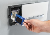 Die Sigma50 kann mit dem Geberit DuoFresh Modul kombiniert werden. Das Geberit DuoFresh Modul saugt unangenehme Gerüche direkt in der WC-Keramik an und reinigt sie in einem Keramikwabenfilter gründlich.<br />Bilder: Geberit
