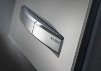 Ähnlich und doch anders: Nach dem Design-Update 2019 präsentiert sich die WC-Betätigungsplatte Sigma50 von Geberit mit merklich schmaleren und eleganteren Auslösetasten.