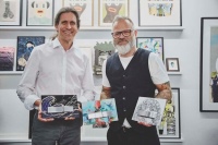 Thomas Brückle (Geberit) und Jörg Heikhaus aka Alex Diamond präsentieren die exklusive Sonderedition der<br />Betätigungsplatte Geberit Sigma50 zum 15-jährigen Jubiläum der heliumcowboy artspace Galerie in Hamburg.