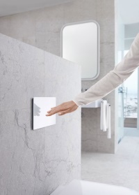 Am Drücker: Die neue Hubtechnik der Betätigungsplatte ist besonders leichtgängig und kommt ganz ohne Strom aus. Ein sanfter Druck auf die linke oder rechte Fläche der Platte genügt.<br />Quelle: Geberit