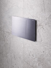 Variantenreich: Neben der Ausführung in farbigen Glasnuancen ist die Betätigungsplatte auch in edlem chrom-gebürstetem Metall erhältlich. <br />Quelle: Geberit