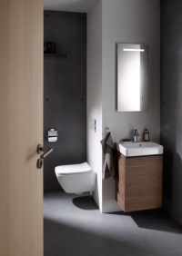 Familien- und Gästebäder individuell gestalten: Die neue Komplettbad-Serie Geberit Smyle vereint formschöne Sanitärkeramiken mit einem flexiblen Möbelprogramm.<br />