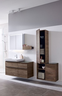Familien- und Gästebäder individuell gestalten: Die Komplettbad-Serie Geberit Smyle vereint formschöne Sanitärkeramiken mit einem passenden Möbelprogramm. Der Hochschrank setzt sich aus dem halbhohen Schrank und einem offenen oder geschlossenen Seitenschrank zusammen.