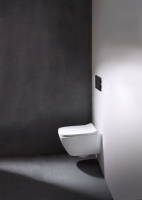 Das neue Square WC aus der Komplettbad-Serie Geberit Smyle greift die soft-geometrische Formensprache der Waschtische auf und ist mit seiner geschlossenen Außenform und der spülrandlosen Sanitärkeramik besonders pflegeleicht und hygienisch.