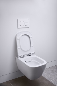 Das neue WC aus der Komplettbad-Serie Geberit Smyle greift die soft-geometrische Formensprache der Waschtische auf und ist mit seiner geschlossenen Außenform und der spülrandlosen Sanitärkeramik besonders pflegeleicht und hygienisch.<br />Bilder: Geberit