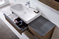 Das Waschtischdesign der Komplettbad-Serie Geberit Smyle: Die im Innenbecken abgerundete Form verleiht der soft-geometrischen Keramik eine elegante Modernität. Mit passenden Unter- und Seitenschränken bietet der Waschplatz viel Stauraum.