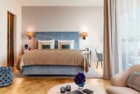 Die Hotelzimmer und die Suiten sind zwischen 28 und knapp 200 Quadratmeter groß und geben den Blick frei auf das Parkgelände oder die Alster.<br />Bild 1 und 2: The Fontenay<br />