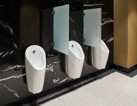 Die Urinale Geberit Preda kommen im The Fontenay gänzlich ohne Betätigungsplatte aus, da die Wasserspülung durch einen Sensor ausgelöst wird. <br />