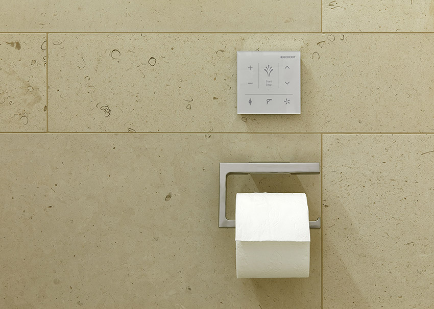 Im The Fontenay steuert der Gast das Dusch-WC über...