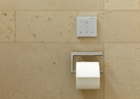Im The Fontenay steuert der Gast das Dusch-WC über ein Wandbedienpanel, das sich durch selbsterklärende Tasten, ein schlichtes Design und eine leicht zu reinigende Oberfläche aus Glas – hier in dezentem Weiß – auszeichnet.<br /><br />