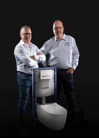 Die SHK-Unternehmer Michael Scholz und Rainer Rauschenberger schätzen die Zuverlässigkeit des Geberit Sigma UP-Spülkastens und verlegen standardmäßig einen Stromanschluss bei jedem Neueinbau.<br />Bilder: Geberit