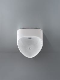Das neue Urinal Narva hat eine größere, praxisgerechte Innengeometrie. Es gibt keine verdeckten Kanten, wodurch das Urinal sehr reinigungsfreundlich ist. Das Urinal ist auch mit Ablaufsieb verfügbar.