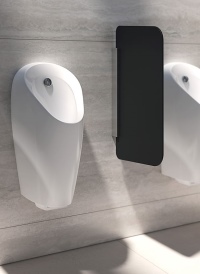 Berührungslose Urinalsteuerungen schaffen im halböffentlichen und öffentlichen Raum mehr Hygiene für die Benutzer: Sie finden stets ein sauber ausgespültes Urinal vor und müssen nicht händisch spülen. Hier im Bild das spülrandlose Urinal Geberit Preda.