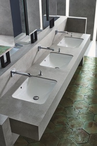 Geberit VariForm Unterbauwaschtische eignen sich besonders für den öffentlichen und halböffentlichen Bereich, zum Beispiel in Reihenwaschanlagen. <br />Bilder: Geberit