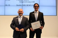 Ausgezeichnet: Die Geberit Fernbetätigung Typ 70 hat die Fachjury mit ihrer geringen Baugröße und ihrem Design überzeugt. Auf der ISH nahmen Marcus Leiendecker, Bereichsleiter Technik, und Thomas Brückle, Bereichsleiter Marketing bei Geberit Deutschland, die Auszeichnung entgegen.