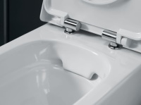 Geberit bietet die QuickRelease-Funktion nun auch für WCs der Badserien Renova, Renova Plan, iCon, iCon Square und Xeno2 an. WC-Sitz und -Deckel lassen sich über einen Drückermechanismus von der Keramik lösen und abnehmen. Das erleichtert die Reinigung deutlich.
