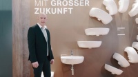 Besucher der Geberit WebFair erleben Neuprodukte aus nächster Nähe. Dazu gehören die Keramiken der Badserie Renova, die nicht nur ein Design-Update erfahren, sondern nun auch als vollständiges Sortiment von Waschtischen in unterschiedlichen Ausprägungen und Größen zur Verfügung stehen.<br />Bilder: Geberit