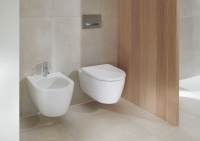 Aus der Serie Geberit iCon gibt es ein neues wandhängendes WC in moderner runder Optik mit nahezu verdecktem Siphon und optimierter Rimfree-Technologie. Passend zum WC-Design präsentiert der Hersteller ein wandhängendes Bidet in neuer Optik. 