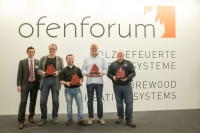 Die Jury hat fünf Gewinner prämiert (v.l.): ZVSHK-Referent Tim Froitzheim überreicht die Ofenflamme an die Gewinner Rainer Niermann, Christian Manser, Stefan Ernst und Andreas Neuer. Nicht im Bild: Preisträger Günther Seyrlehner.<br />Bild: Zentralverband Sanitär Heizung Klima