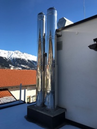 Nahezu unsichtbar in die Abgasleitung verbaute Schalldämpfer in österreichischem Wellnesshotel.