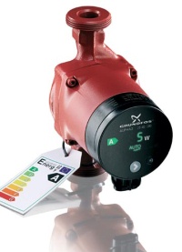 Die Grundfos ALPHA2 ist noch kompakter als ihre Vorgängerin und dank komplett neuer Motorbauweise und der revolutionären AUTOADAPT-Technologie konnte der Energieverbrauch dieser Pumpe noch weiter gesenkt werden. Foto: Grundfos