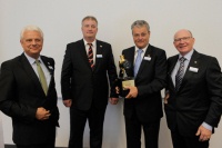 Verleihung der goldenen Grundfos Alpha2 (v.l.n.r.): Sören Sörensen, Vizepräsident der Grundfos Gruppe, <br />Ralf Brechmann, Geschäftsführer der Grundfos GmbH, Manfred Stather, Präsident des ZVSHK, <br />Niels Due Jensen, Chairman der Grundfos Gruppe. 