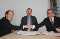 Hermann Brennecke, Vorsitzender der Geschäftsführung der Grundfos GmbH, Bent Jensen, Leiter weltweites Key Account Management der Grundfos Gruppe, und Matthias Oppermann, Geschäftsführer der SGS<br />(Deutschland) GmbH, bei der Unterzeichnung des Partnerschaftsabkommens. Foto: Grundfos<br />